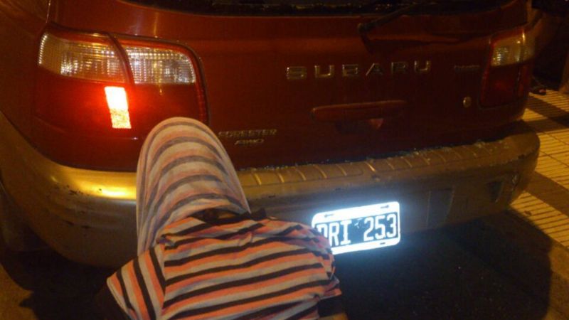 Fue sorprendido cuando robaba en una camioneta