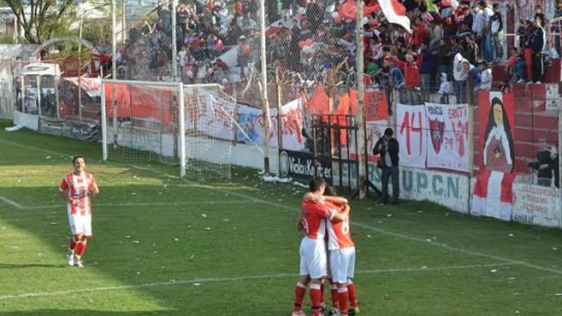 Aconquija ganaba 2-0 y terminó goleado 5-2 por Atl. Paraná