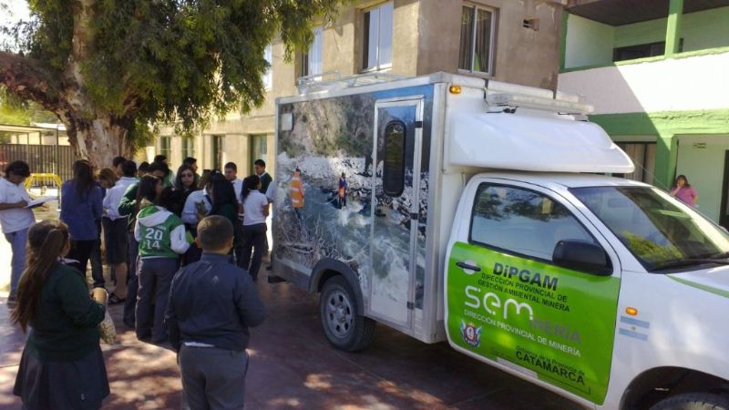 El laboratorio móvil visitó una escuela de Santa María