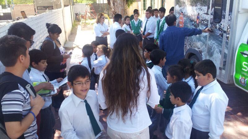 El laboratorio móvil visitó una escuela de Santa María