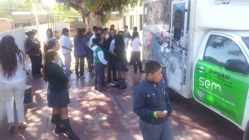 El laboratorio móvil visitó una escuela de Santa María