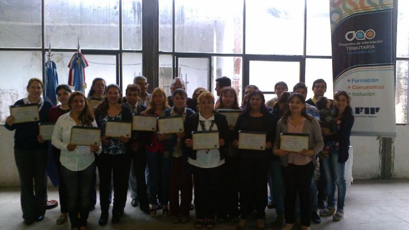 Entrega de certificados de capacitaciones a docentes