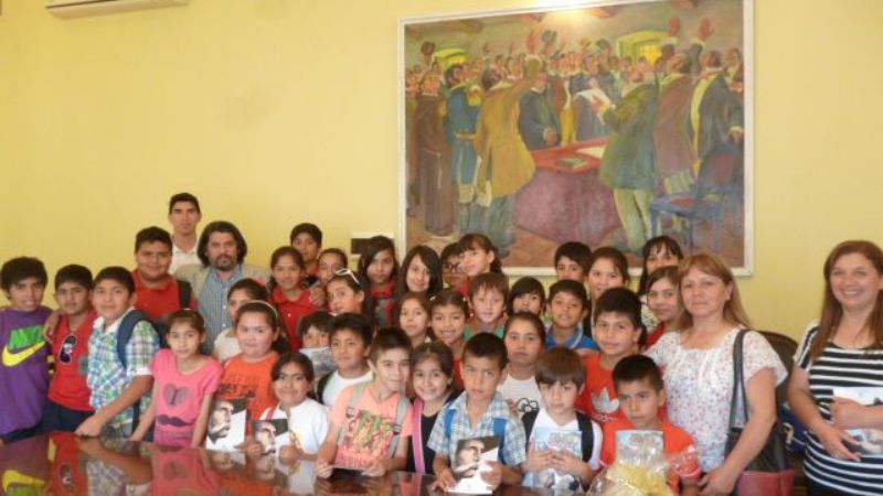 Ariza recibió a niños de la Escuela 209 de Los Varela