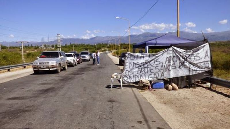 Por falta de acuerdo, artesanos mantienen piquete