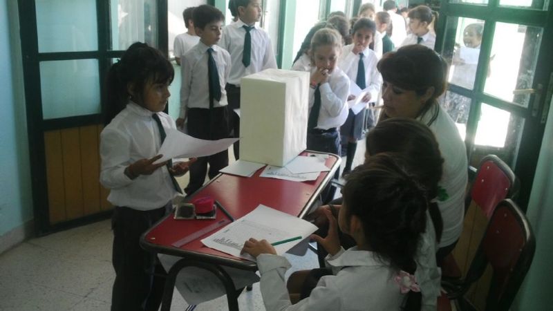 Los niños de 1° grado del vallisto aprendieron a votar