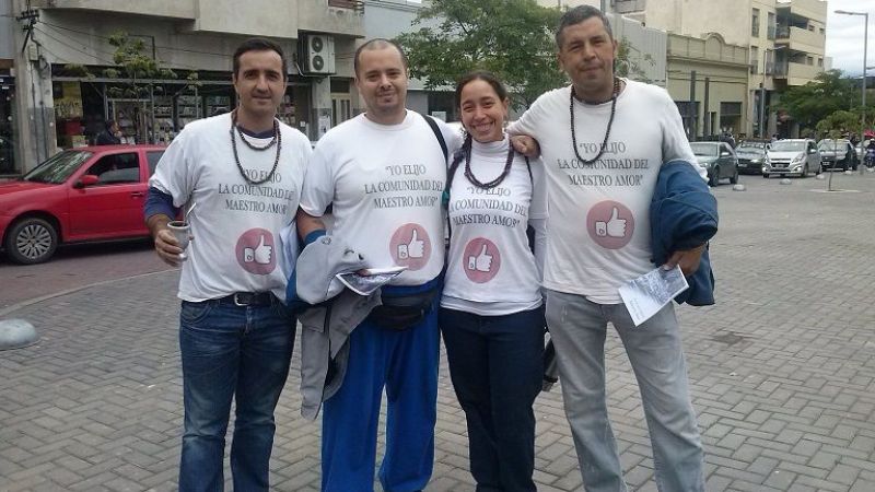 Seguidores del "Maestro Amor" caminan el centro en su defensa