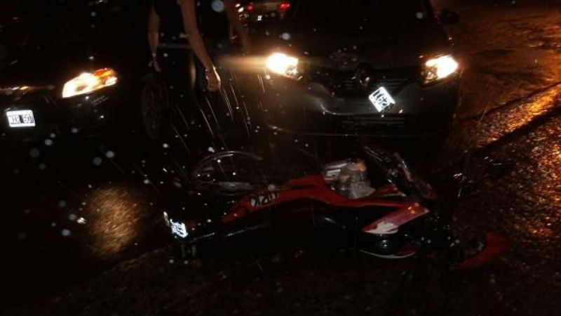 Motociclista descontrolado, embistió a un auto