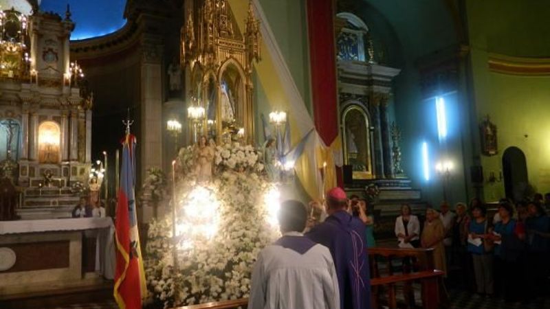 Los medios de comunicación rindieron su homenaje a la Virgen