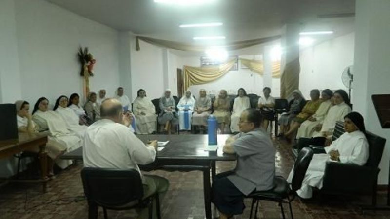 Religiosas tributaron honores a la Virgen