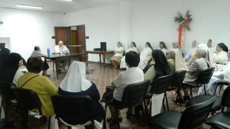 Religiosas tributaron honores a la Virgen