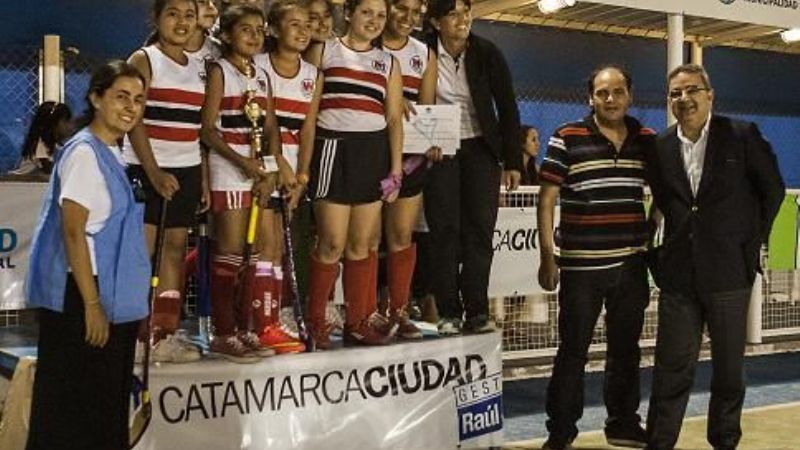 Jugadoras del "Hockey Social" recibieron premio