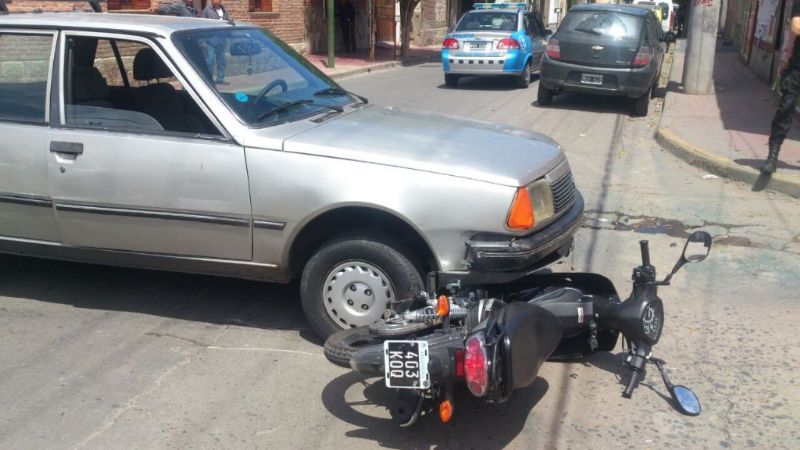 Motociclista lesionado en el centro