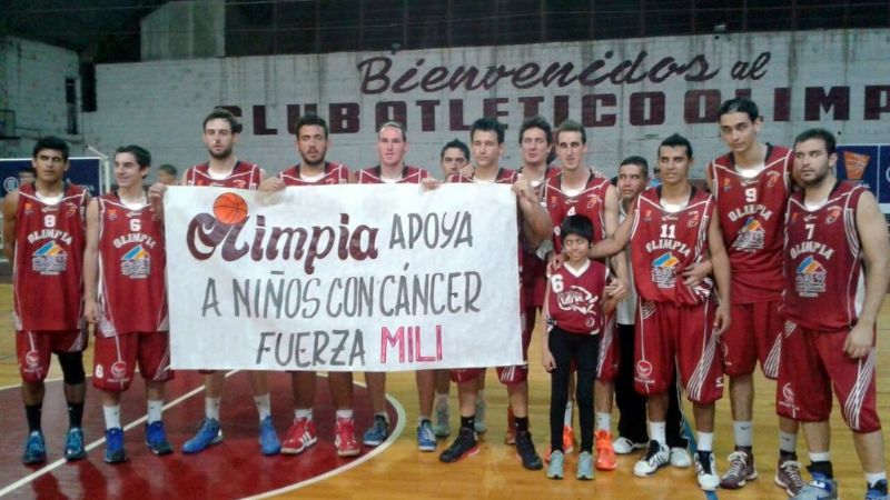 El Club Olimpia y sus jugadores junto a los niños con cáncer