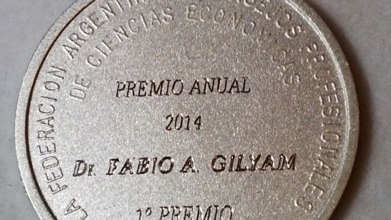 Premian a funcionario de Vialidad Nacional en congreso de Ciencias Económicas