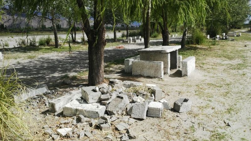 Vándalos destruyen bancos, mesas, asadores y juegos en la Costanera