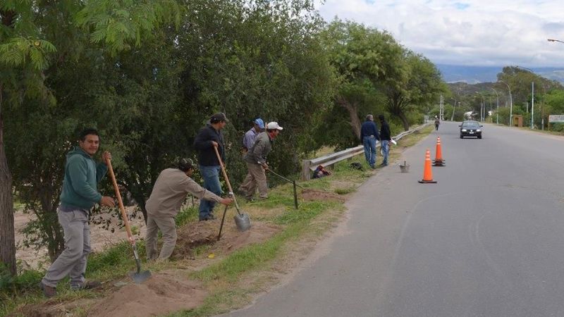 Instalan guardarraíl en acceso a Valle Viejo