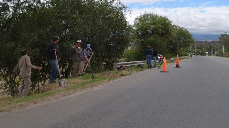 Instalan guardarraíl en acceso a Valle Viejo