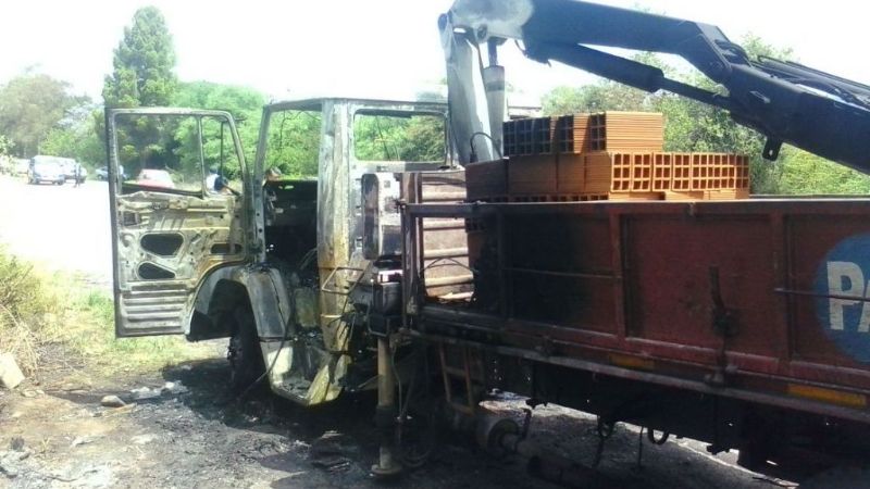 Se prendió fuego un camión y murió el chofer