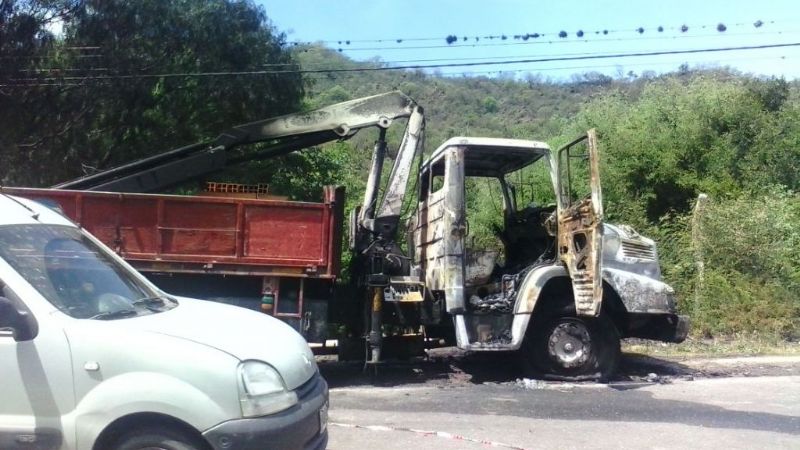 Se prendió fuego un camión y murió el chofer