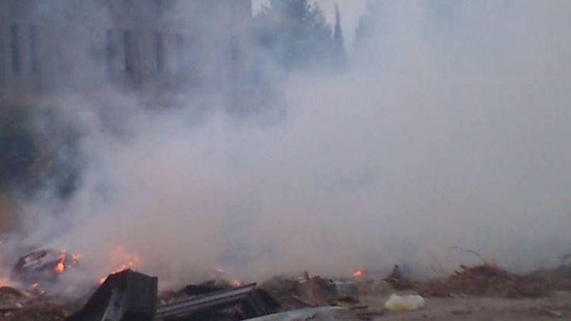 Enojo de vecinos del sur por quema de cajones en el cementerio