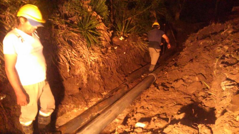 Operarios trabajaron en la madrugada para reparar cañería en Banda de Varela