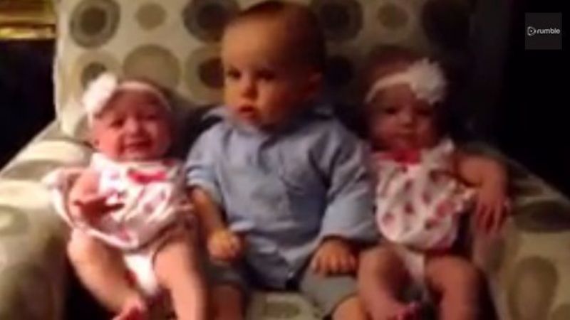 El bebé que "no entiende nada" entre dos mellizas