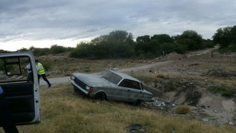 Hizo marcha atrás y cayó a la banquina