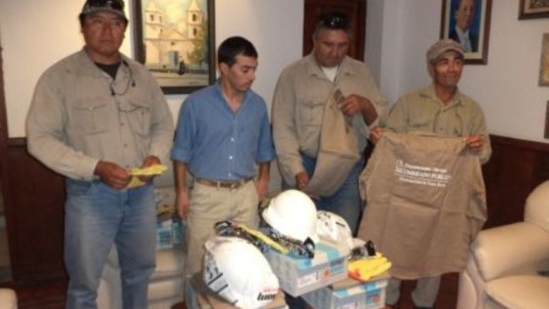 Entrega de indumentaria a personal municipal