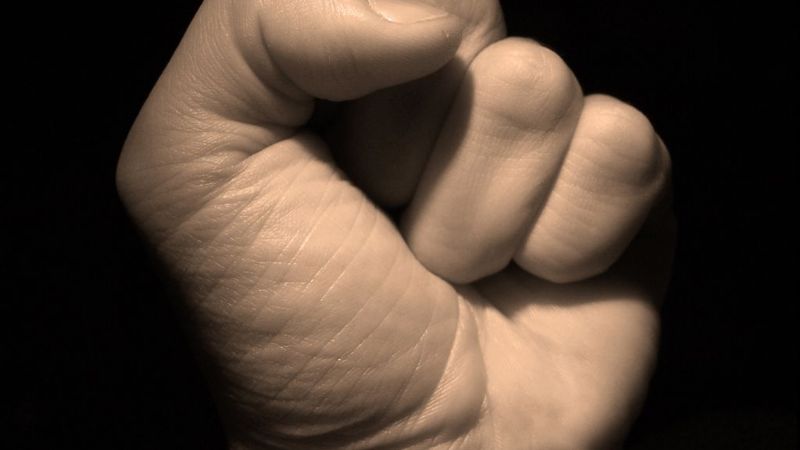 Lo atraparon por agredir a su pareja