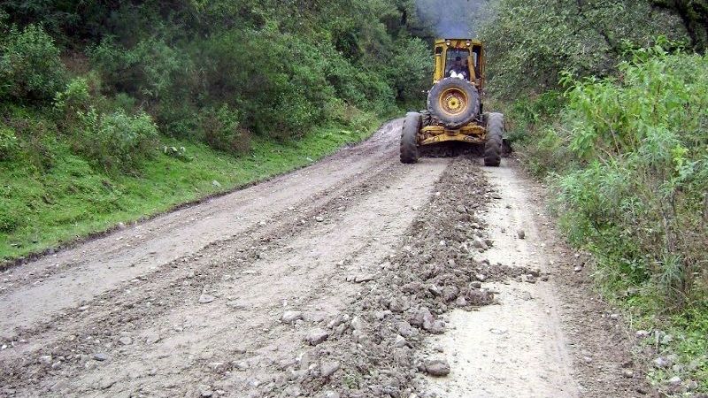 De Singuil a Los Narváez, maquinarias trabajan en zona de camino