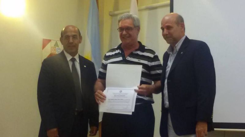 Entregan distinción al presidente del primer Centro de Estudiantes de la UNCa.