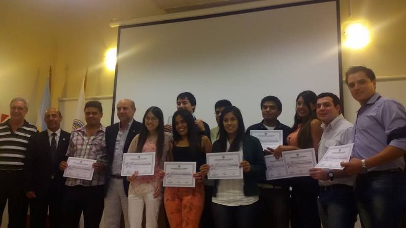 Entregan distinción al presidente del primer Centro de Estudiantes de la UNCa.