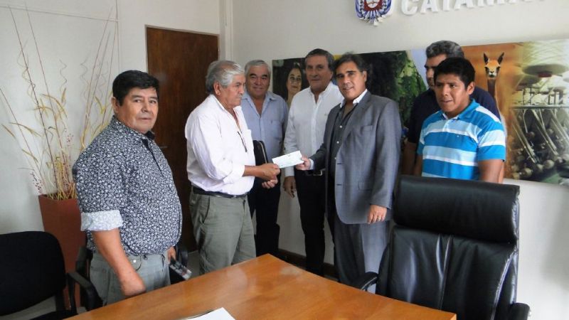 Entregaron aporte para reparar el tractor de una cooperativa agrícola