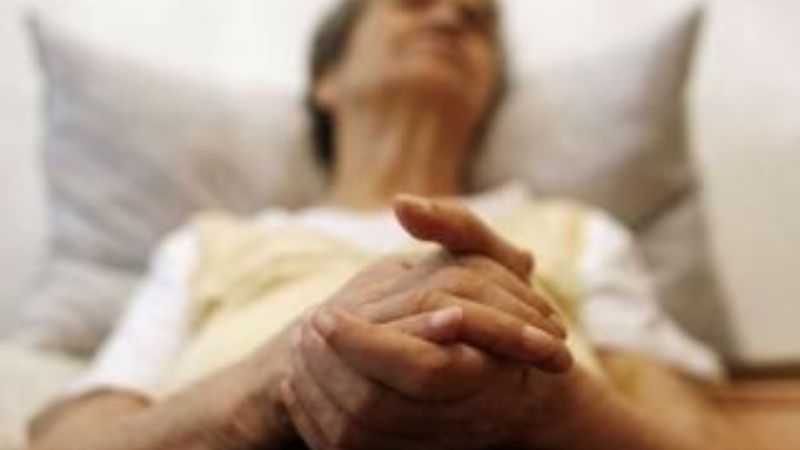 Sin piedad: Golpean a un anciano postrado para robarle su sueldo