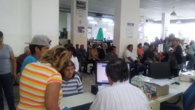 Fuerte demanda de los jubilados para tener tarjeta Argenta