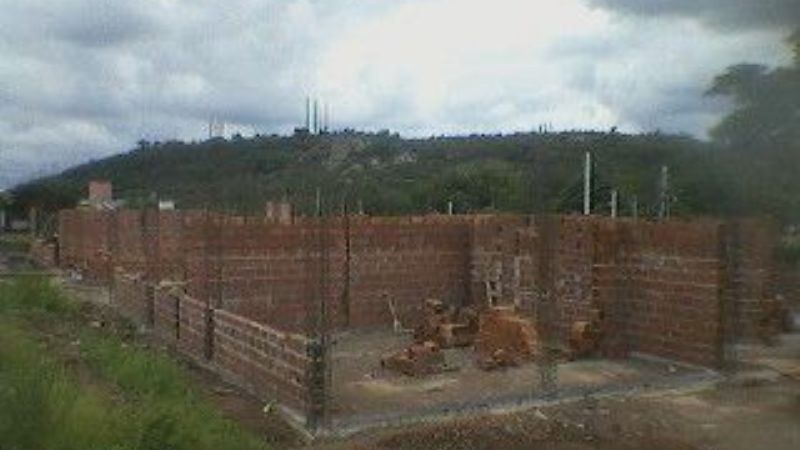 Avanza la construcción de la escuela en El Alto