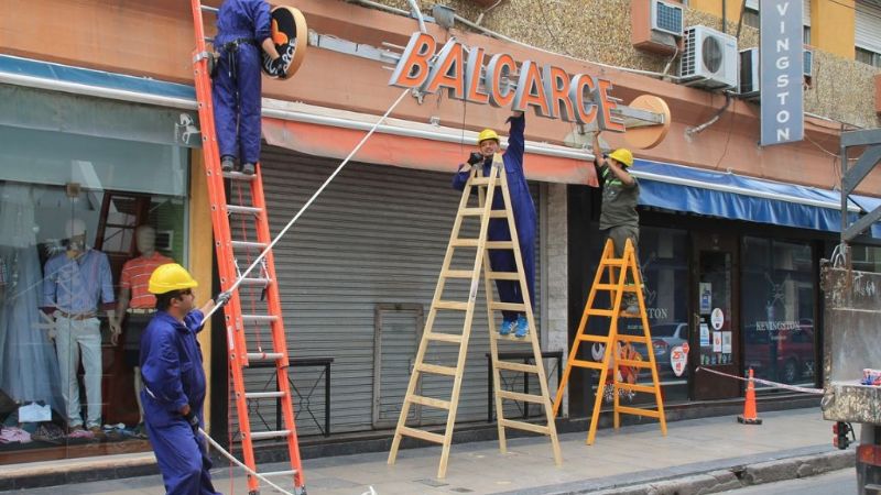 Segunda etapa de retiro de cartelería invasiva en el centro