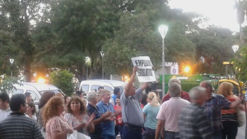 Empleados legislativos se manifiestan