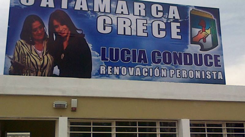 La Renovación y un cartel con un enorme gesto