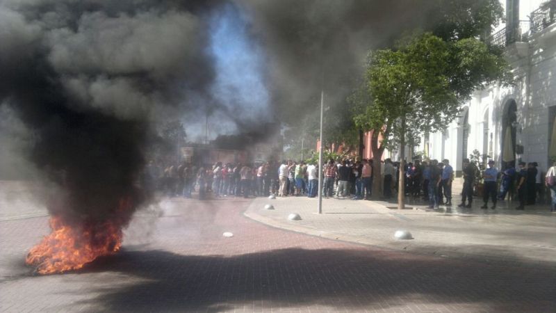 Barrionuevistas y radicales generan caos con quema de neumáticos