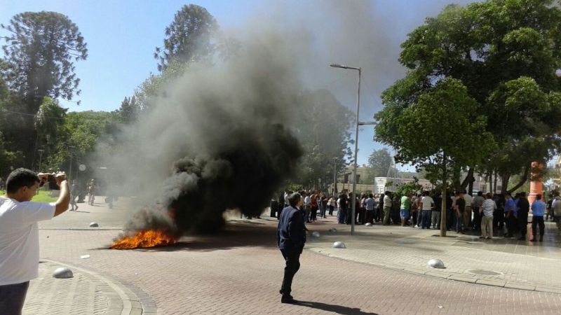 Barrionuevistas y radicales generan caos con quema de neumáticos
