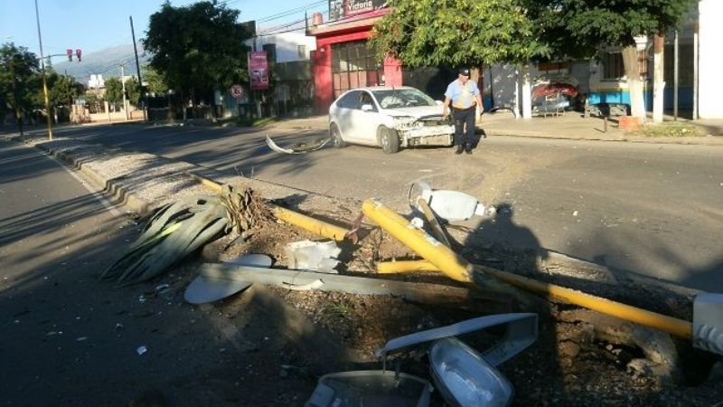 Médico al volante chocó contra cantero, poste y carteles