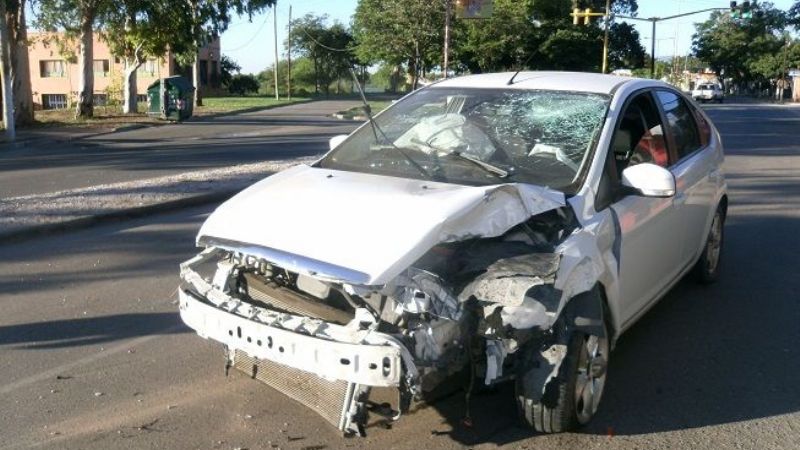 Médico al volante chocó contra cantero, poste y carteles