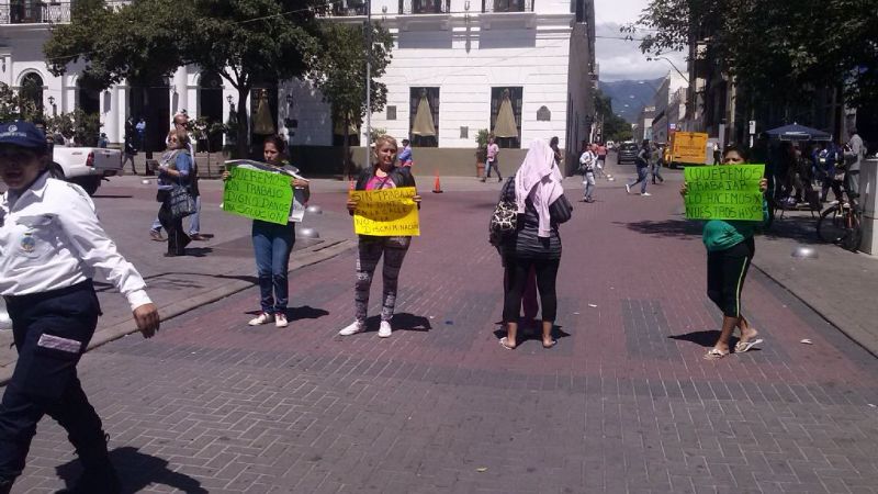 Mujeres reclaman por el cierre de prostíbulos