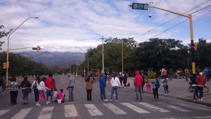 Piquete de mujeres por ayuda social
