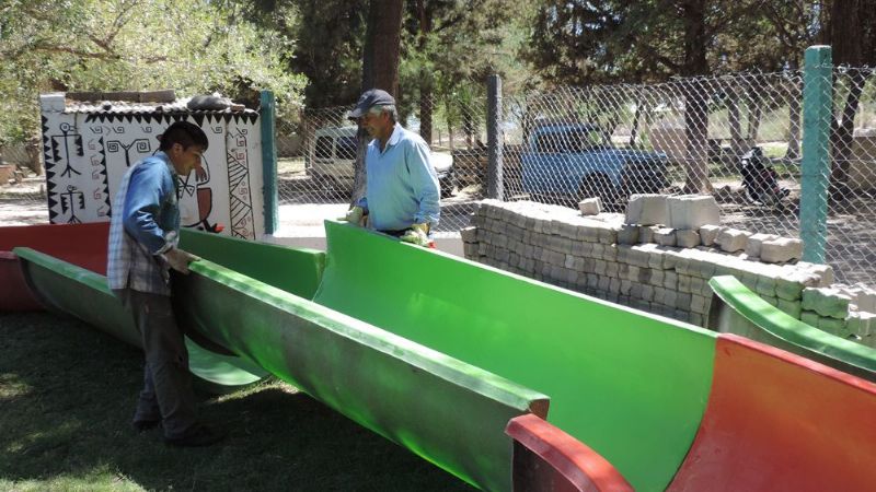 Llegó el tobogán acuático para la pileta municipal