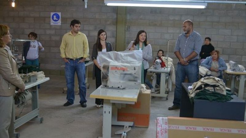 Entregaron maquinaria para PODUCAT, línea textil