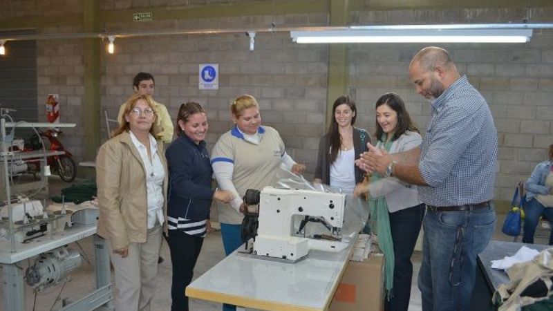 Entregaron maquinaria para PODUCAT, línea textil