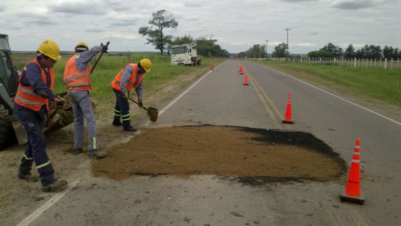 Conducir con precaución por la ruta 64 por trabajos de bacheo