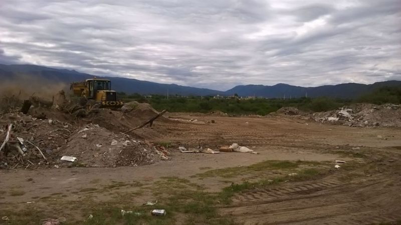 Limpian basural de grandes proporciones cerca del Predio